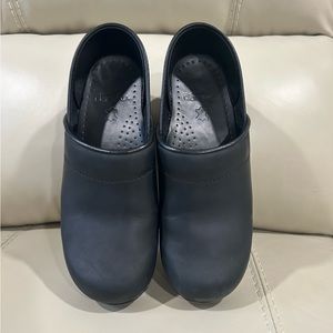 Dansko Black leather clogs sz38